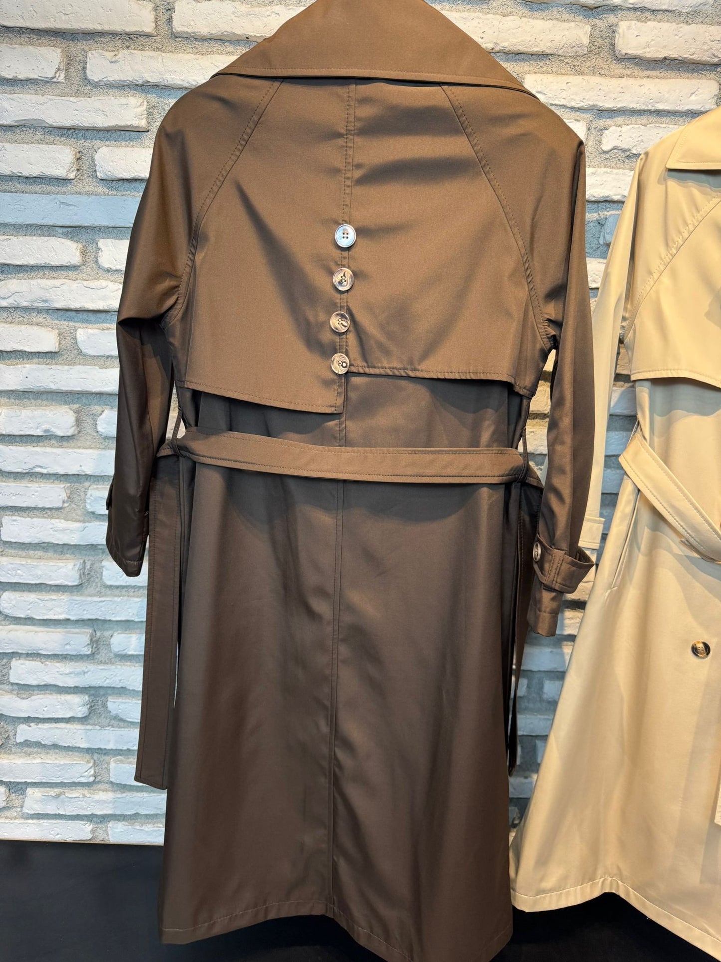 DÜĞME DETAYLI KUŞAKLI UZUN TRENÇKOT