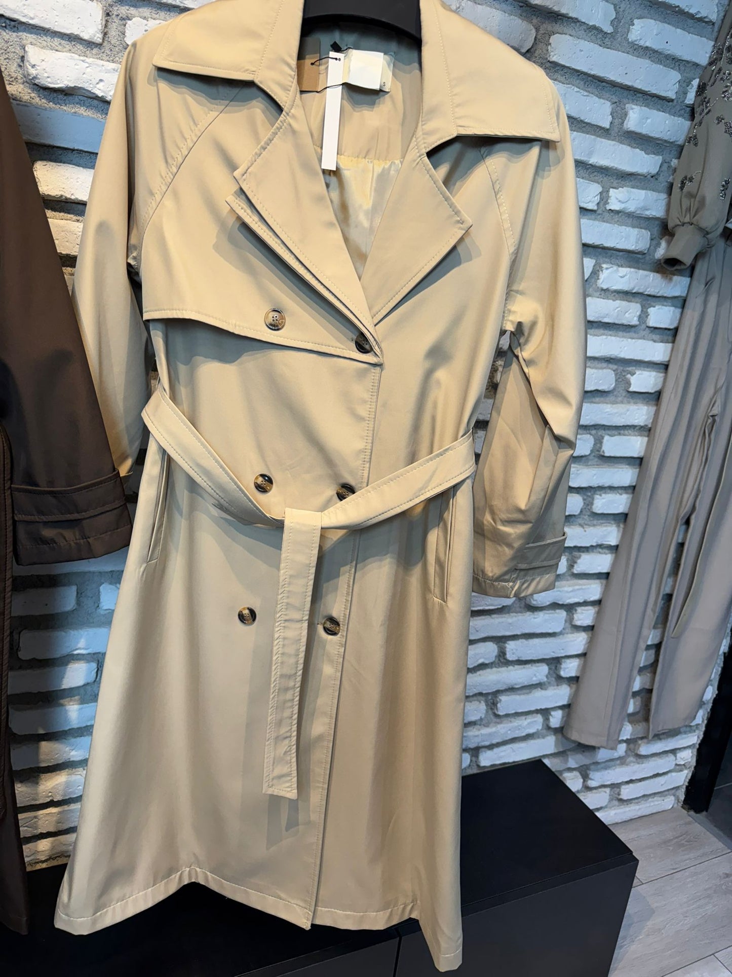 DÜĞME DETAYLI KUŞAKLI UZUN TRENÇKOT