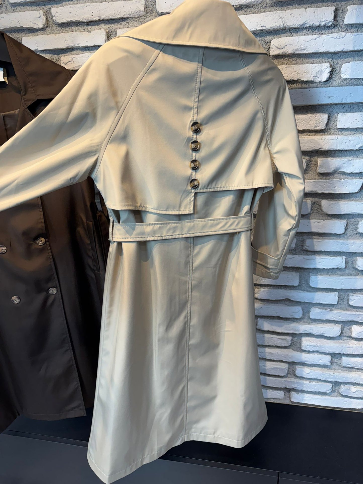 DÜĞME DETAYLI KUŞAKLI UZUN TRENÇKOT